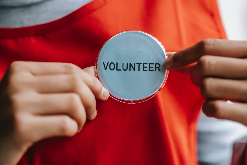 Poziv za volontere/ke na projektu “Podrška u zaštiti i humanitarna pomoć ljudima u pokretu”.