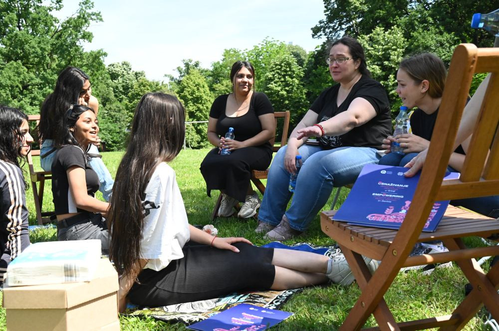 Devojčice upućuju pitanja pokrajinskoj za&scaron;titnici građana_Kamenički park_maj 2026