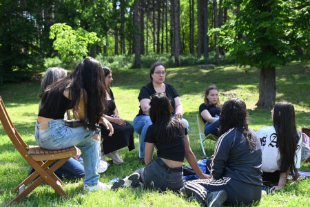 EHO Klub devojčica u razgovoru sa pokrajinskom Za&scaron;titnicom građana_Kamenički park_maj 2026